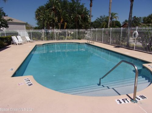 1271 Berryhill Dr, Melbourne, FL 32934-7284