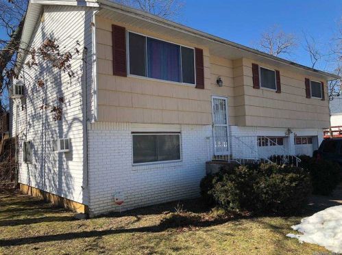 44 Ulster Ave, Babylon, NY 11704-1814