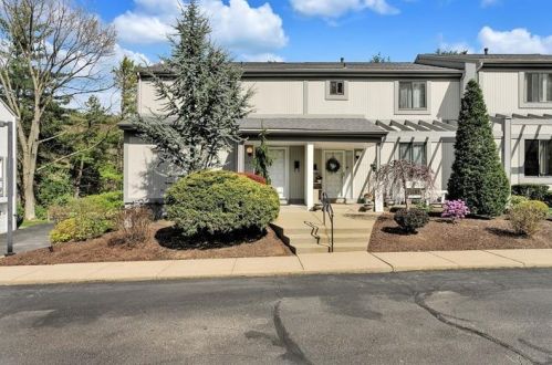 1569 Pinehurst Dr, Pittsburgh, PA 15241-3201