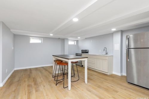 545 Queen St, Westbury NY  11590-1399 exterior