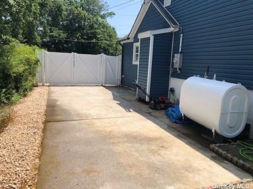 364 Vanderbilt Blvd, Oakdale NY  11769-2038 exterior