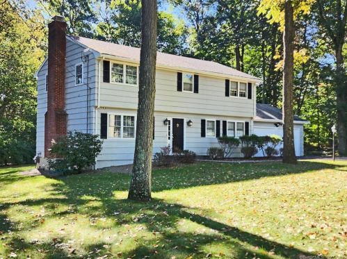51 Cardinal Cir, Bridgeport, CT 06611-3216