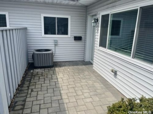 71 Feller Dr, Central Islip, NY 11722-1209