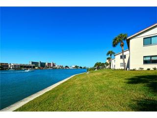 10200 Regal Dr, Largo, FL 33774-4951