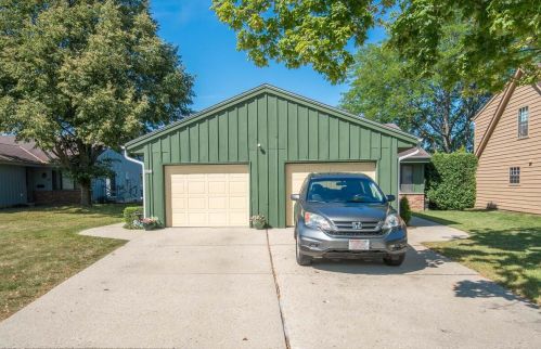 6421 Dodge Pl, Milwaukee, WI 53220-1869