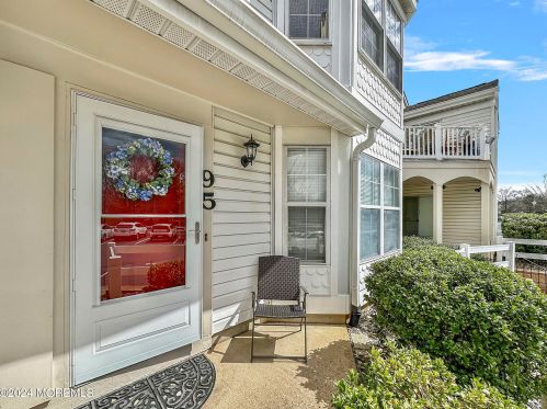 95 Tulip Ln, East Freehold NJ  07728-4088 exterior