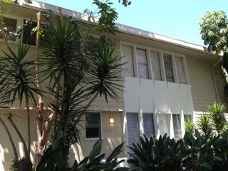 169 Almont Dr, Beverly Hills CA  90211-1885 exterior