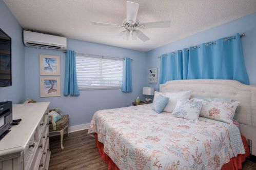 16 Corrine Pl, Key Largo FL 33037-4203 exterior