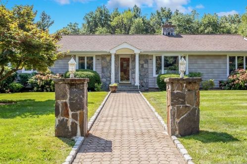 15 Barclay Dr, Stamford, CT 06903-4317
