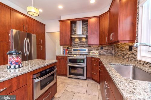 732 Castlewood Dr, Dresher PA 19025-2015 exterior