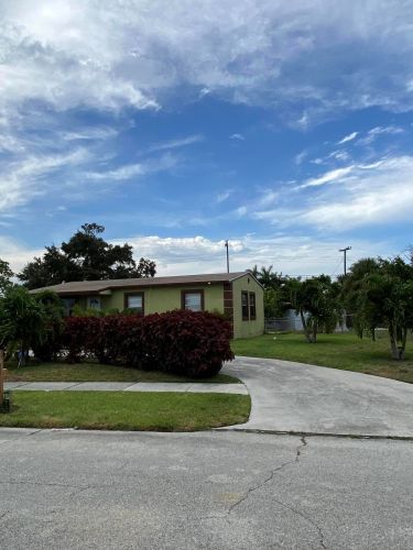 240 29th St, West Palm Beach, FL 33404-3704