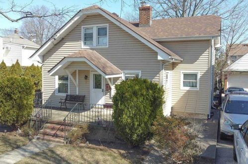 29 Whitney Ave, Floral Park, NY 11001-1518