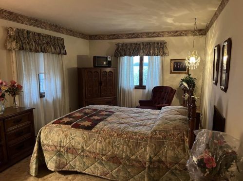 1462 Lakeshore Dr, Menasha WI  54952-1326 exterior