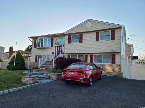 322 Oak Ave, North Lindenhurst, NY 11757-6103