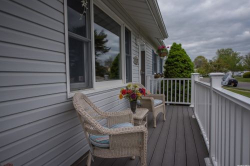 183 Glen Summer Rd, Holbrook, NY 11741-5027