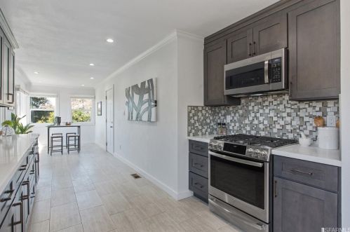 9411 Castlewood St, Oakland CA 94605-4415 exterior