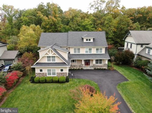 8420 Bearhurst Dr, Gainesville, VA 20155-3883