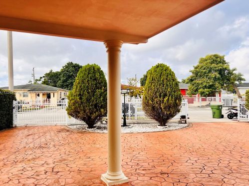 2637 9th Ct, Hialeah FL  33010-1223 exterior