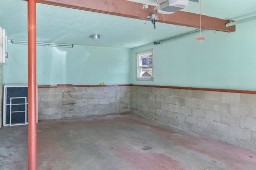 1 Cole St, Salem NH  03079-3931 exterior