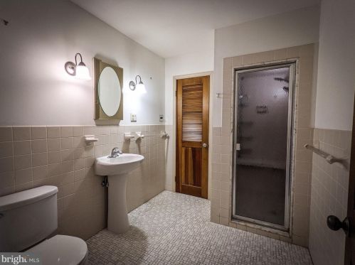 619 Davis Rd, Cheltenham PA  19012-1636 exterior