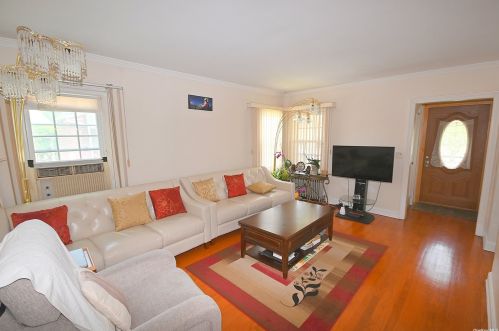 6 Gerard Ave, New Hyde Park NY  11040-1910 exterior