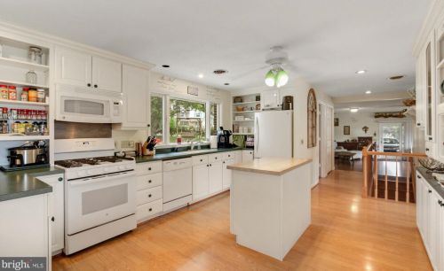 125 Dixie Dr, Red Lion PA  17356-1110 exterior