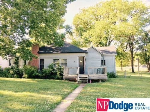 2032 Davis Dr, Blair, NE 68008-1850