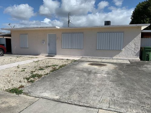 841 15th Pl, Hialeah, FL 33010-3343