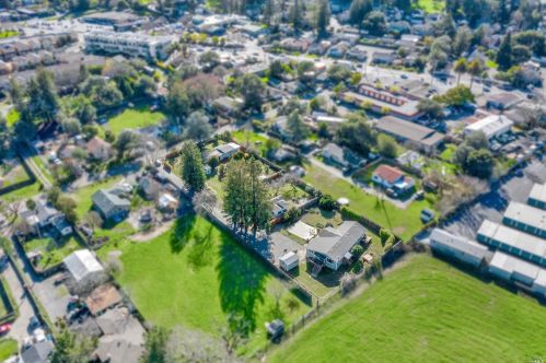 250 Hutchins Ave, Sebastopol, CA 95472-4519