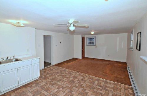 49 Gladys St, North Lindenhurst NY  11757-1202 exterior