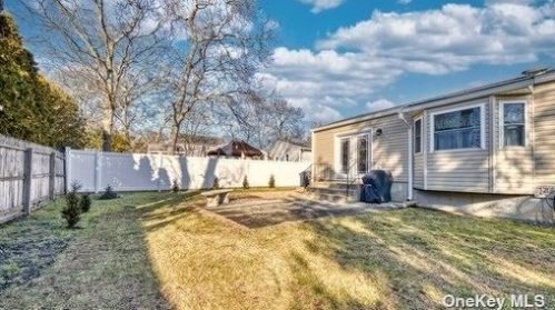 48 Fulton St, Lake Grove NY  11755-3040 exterior