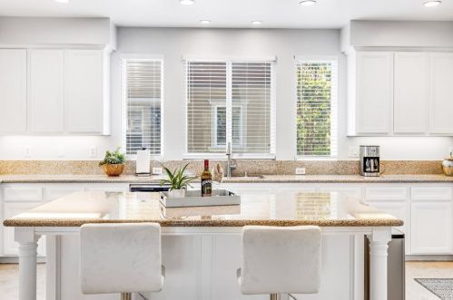 11 Bluefin Ct, Newport Beach, CA 92663-2777