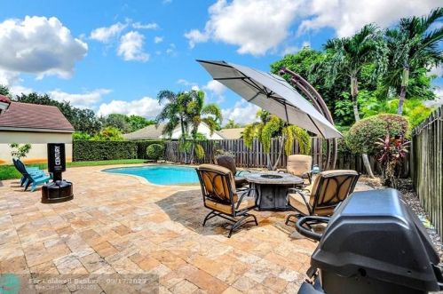 2489 191 Ave, Hollywood FL  33029-4610 exterior