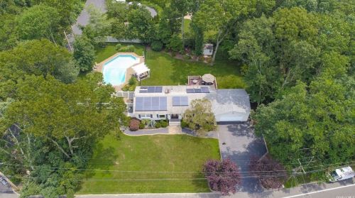 129 Crystal Brook Hollow Rd, Mount Sinai NY  11766-2102 exterior