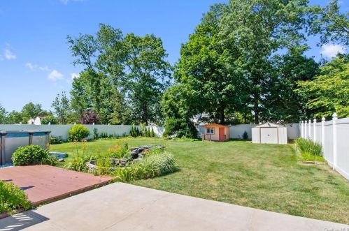 577 Centre Ave, North Lindenhurst NY  11757-3114 exterior