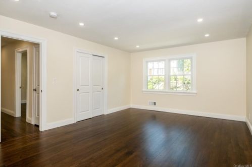 73 Rolling Way, New Rochelle NY  10804-2405 exterior