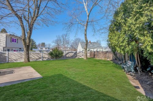 5 Ellwood Rd, East Brunswick NJ  08816-3001 exterior