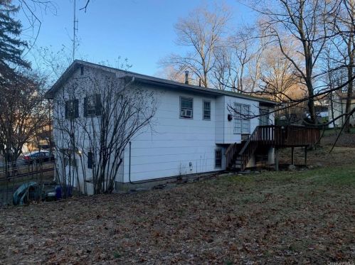 863 Lily Ln, Valley Cottage, NY 10989-2622
