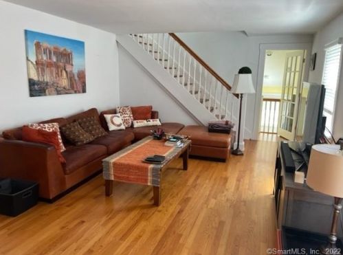 39 Hirsch Rd, Stamford CT  06905-3208 exterior