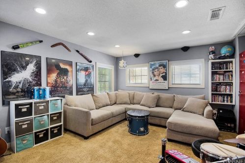 23806 Robindale Pl, Santa Clarita, CA 91354-1400