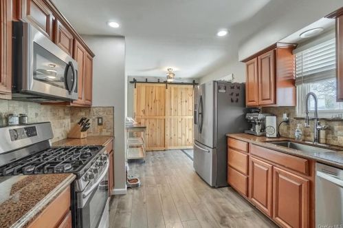 34 Larch Ct, Fishkill NY  12524-2626 exterior