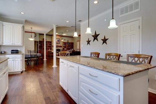 1305 Oak Dr, Lewisville TX  75028-3604 exterior