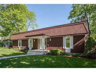 204 3rd St, Fairview, IA 52205-2002