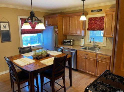 117 Pine Aire Dr, Bayshore, NY 11706-1103