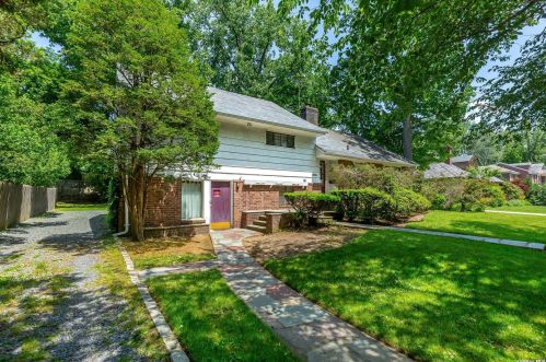 1 Sussex Rd, Great Neck, NY 11020-1828