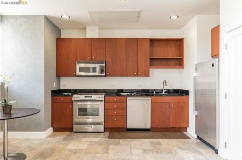 569 9th St, Oakland CA  94607-3833 exterior