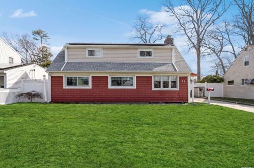 72 Emerson Ave, Copiague, NY 11726-3722