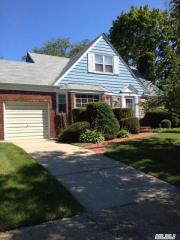 8 Milburn Ct, Freeport, NY 11520-1940