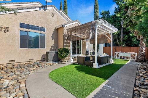 736 Clifton Way, Vacaville CA  95688-8547 exterior