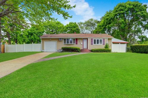 25 Bow Ln, Central Islip, NY 11722-2618